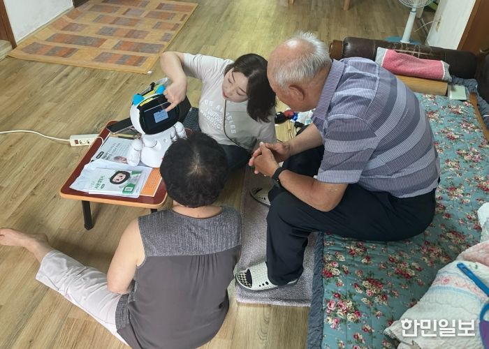 금산군 인공지능(AI)-사물인터넷(IoT) 기반 어르신 건강관리 프로그램 스마트 디바이스 이용 방법 설명 모습