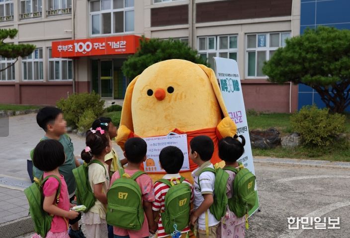 금산군보건소 추부초·중 새 학기 등굣길 응원 정신건강 캠페인 모습