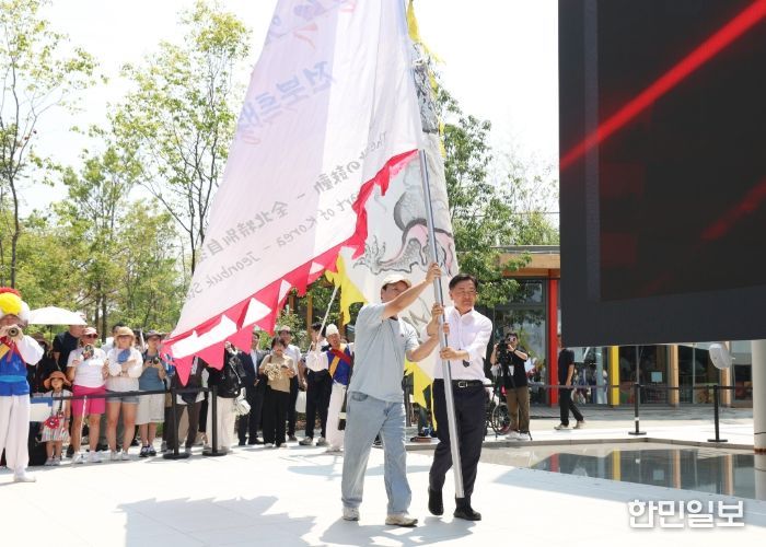 김관영 전북특별자치도지사는 26일부터 27일까지 일본 오사카에서 열리는 ‘2025 오사카 엑스포’를 방문해 전북 홍보관을 둘러보고 임실필봉농악단과 이시카와현 토라노스케 공연팀의 합동공연 및 한국관 시찰 등 다양한 국제교류 활동과 올림픽 유치 활동을 펼치고 있다.