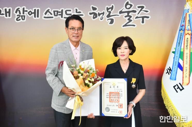 이순걸 울주군수가 8일 군청 소회의실에서 ‘양성평등진흥 유공 국민포장’을 수상한 이손의료재단 이정화 이사장과 축하 환담을 가진 뒤 기념촬영을 하고 있다.