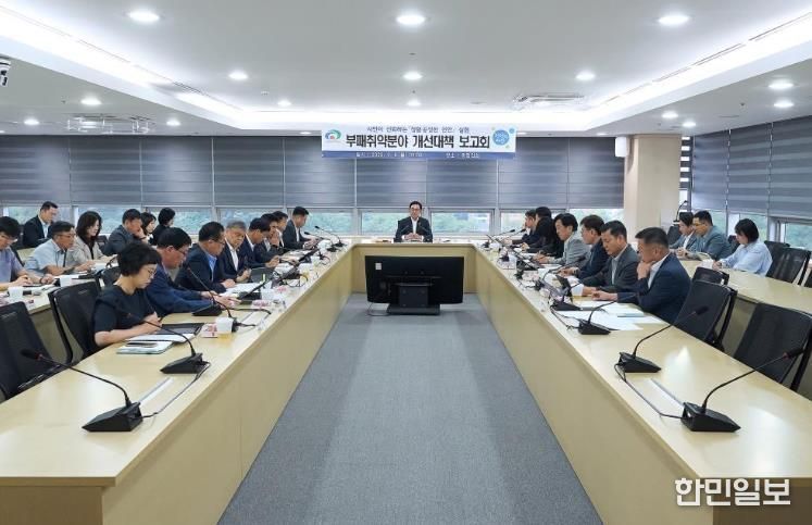 지난 8일 김석필 천안시장 권한대행 부시장이 ‘부패취약분야 개선대책 보고회’를 주재하고 있다.