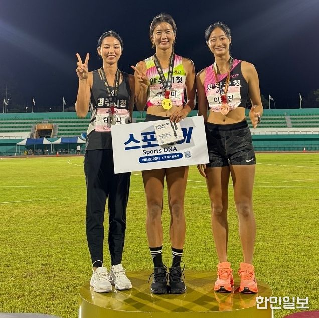 경북 예천에서 지난 3일 열린 제36회 KTFL 전국실업단대항육상경기대회 여자 멀리뛰기 일반부 시상식에서 은메달을 차지한 경주시청 김한나 선수(왼쪽)가 기념촬영을 하고 있다.