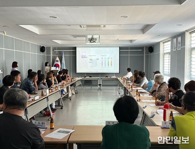 1. 10일 천안시 출산장려 홍보대사 김소정 씨가 천안시 성정2동 행정복지센터에서 인구교육을 하고 있다.