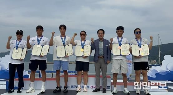 여수시청 요트팀 김창주·이경진 선수가 지난 9월 4일부터 8일까지 경남 거제시 일원에서 열린 ‘제23회 해군참모총장배 전국요트대회 겸 국가대표 선발전’에서 470급 혼성 금메달을 수상했다(왼쪽에서 세 번째, 네 번째).