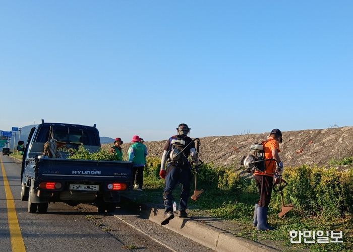 현덕면 새마을지도자협의회와 부녀회, 평택호 방조제 일대 제초 작업 및 환경정화 활동 진행