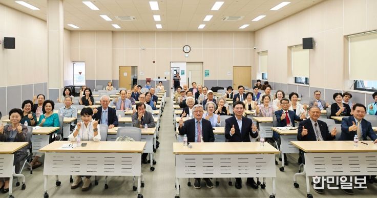 이상일 용인특례시장이 12일 '용인 시니어스카우트' 회원을 대상으로 '한국의 초고가 작품과 화가스토리'를 주제로 특강을 했다.