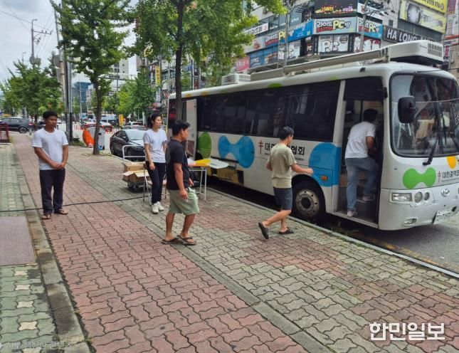 천안시가 충남외국인근로자지원센터에서 외국인 근로자를 대상으로 찾아가는 외국인 결핵검진을 진행하고 있다.