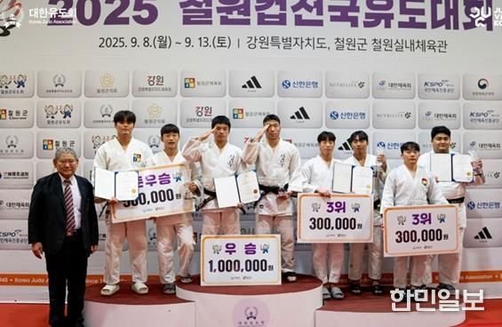 남자 단체전 대표로 동메달을 수여받은 장석진·이중찬 선수(왼쪽에서 6번째, 7번째)
