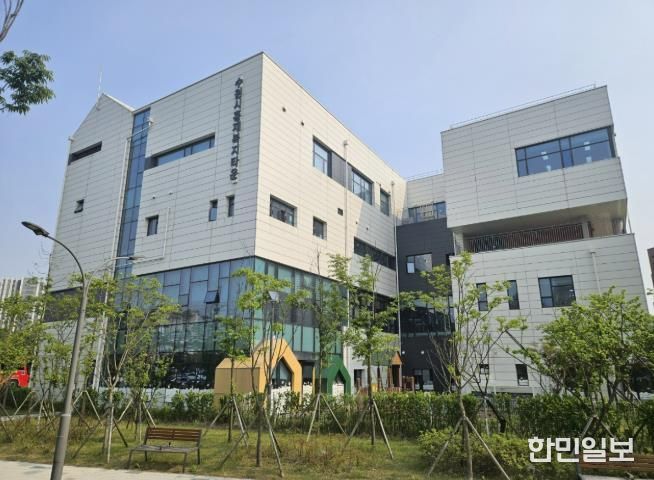 ‘수원시휴먼서비스센터’가 입주해 있는 수원시홍재복지타운 건물