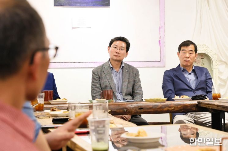 이상일 용인특례시장이 23일 처인구 지역내 상인들을 만나 지역상권 활성화 방안을 논의했다.