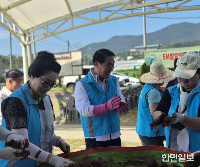 홍성군 홍성읍 주민자치회, EM 흙공으로 하천 살리기 나서