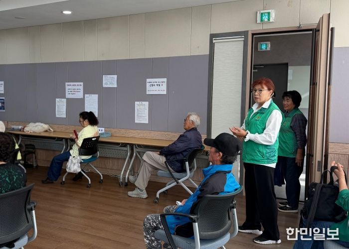 팽성읍 새마을부녀회, 민생회복 소비쿠폰 2차 접수 도우미 활동