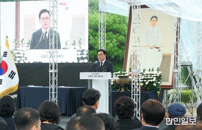 1. 김석필 천안시장 권한대행이 28일 열린 유관순 열사 순국 제105주기 추모제에서 추념사를 낭독하고 있다.