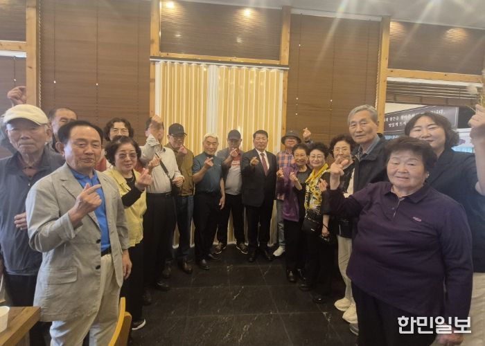 인창동 경로당협의회에 참석한 백경현 구리시장이 노인복지 시책을 설명하고 있다.