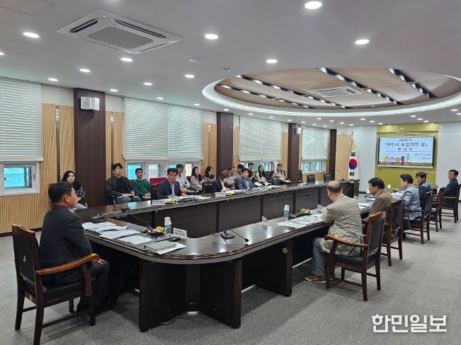 1. 천안시농업기술센터가 우수농업인 심사를 진행하고 있다.