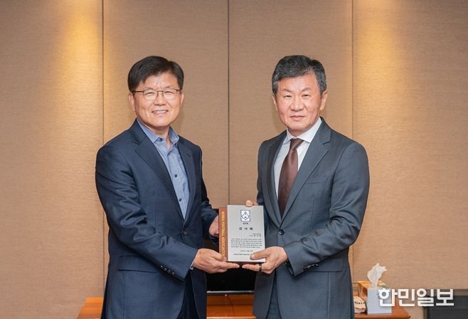 한국영 서울시설공단 이사장(왼쪽)이 14일 서울월드컵경기장에서 진행된 대한민국 대 파라과이의 국가대표 축구경기에 앞서 정몽규 대한축구협회 회장(오른쪽)으로부터 감사패를 전달받고 있다.