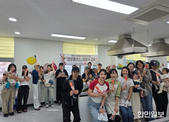 1. 천안시 서북구보건소가 15일 이유식 교육을 진행하고 있다.