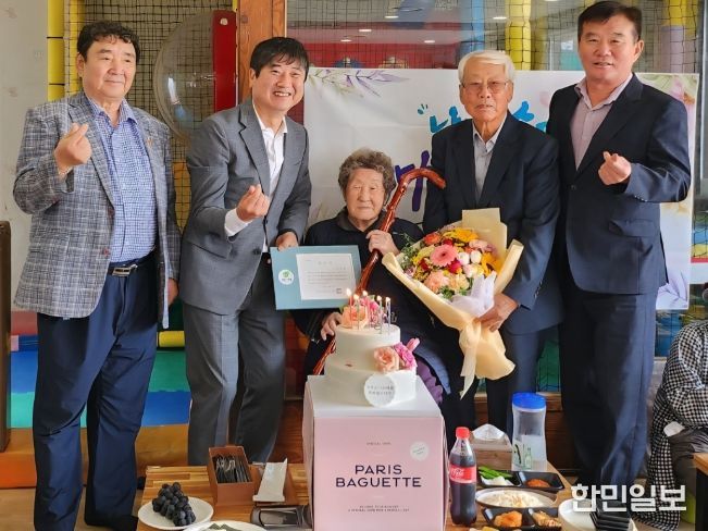 단체사진(왼쪽부터 배대식 이장, 곽용환 읍장, 지복순 어르신)