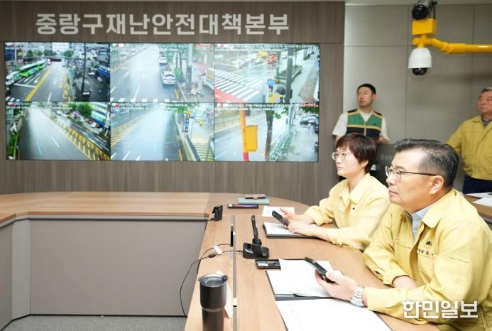 재난안전대책본부 회의에 참석한 류경기 중랑구청장의 모습