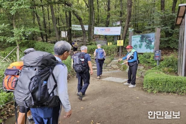 등산 안전 캠페인 활동을 진행 모습