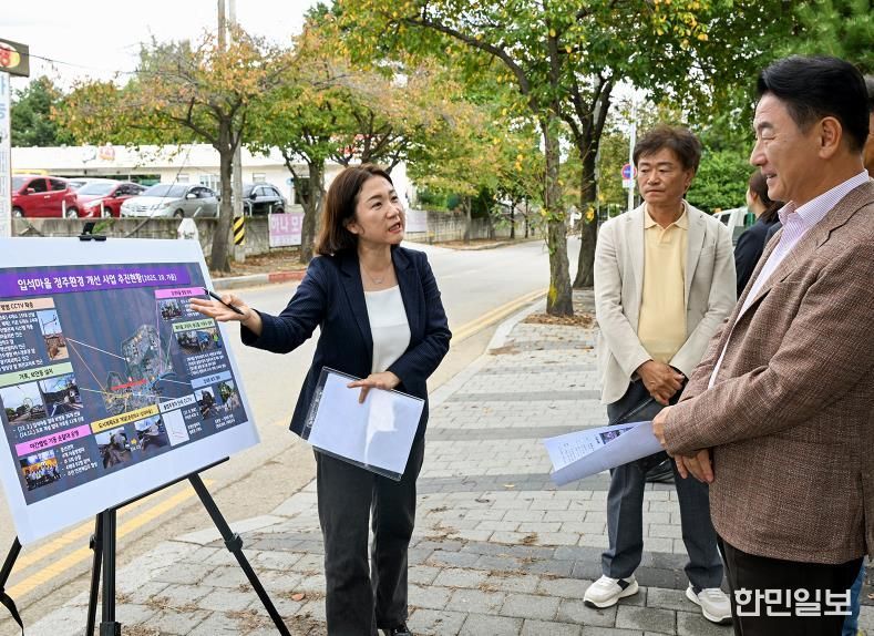 김동근 시장이 10월 16일 가능동 일원 입석마을 정주환경 개선 3주년을 맞아, 주민들과 함께 마을의 달라진 모습을 점검했다.