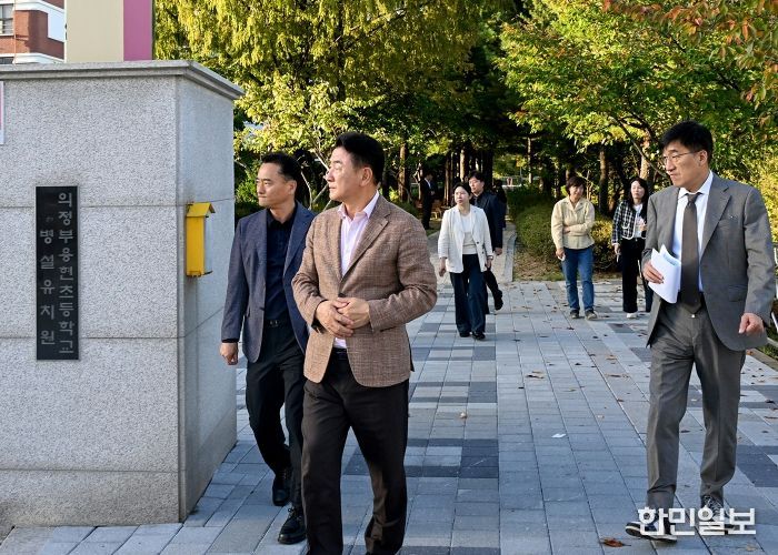 김동근 시장이 10월 16일 쌈지공원 일원에서 통학로 안전 확보와 주민 생활환경 개선을 위한 점검을 하고 있다.