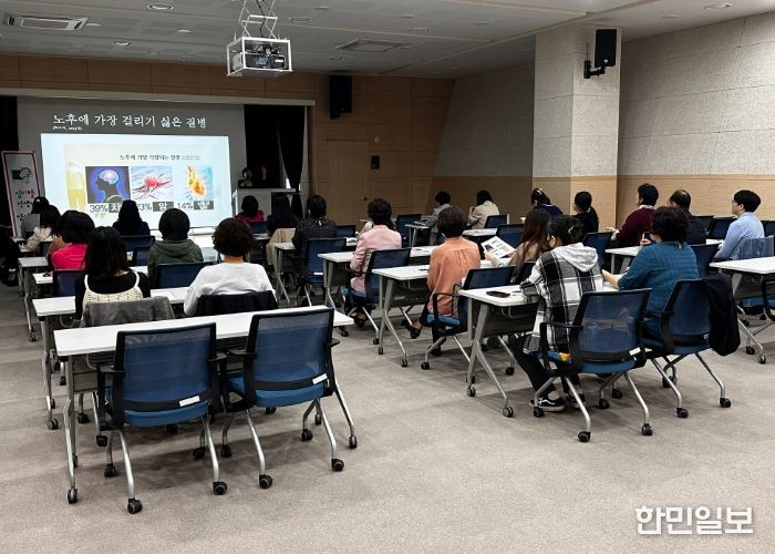 17일 하남시 미사보건센터에서 열린 ‘실버벨 선생님 양성교육’에서 참가자들이 어르신 치매 예방을 위한 인지활동 프로그램에 대한 설명을 듣고 있다.