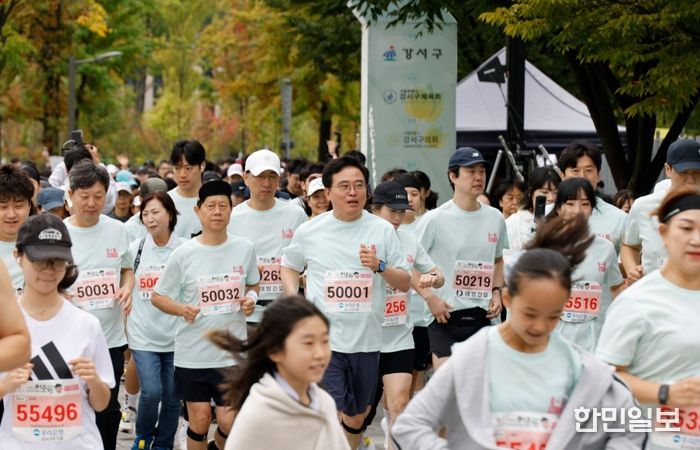 진교훈 서울 강서구청장(가운데 배번호 50001번)이 18일 서울식물원 일대서 열린 ‘제3회 강서 허준런’에서 참가자들과 함께 출발선을 통과하고 있다.