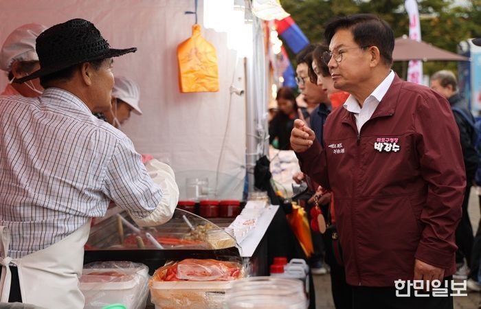 박강수 마포구청장이 새우젓 장터를 둘러보고 있다.