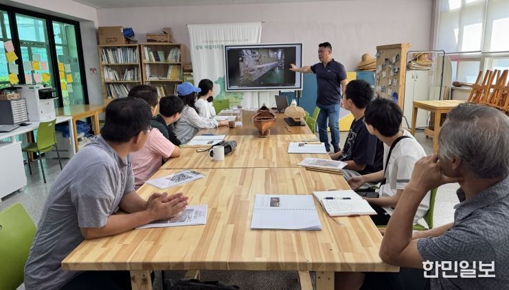 지난 9월 울산마을교육공동체거점센터 '마을살이 학교'에 참여한 학생들이 레저용 로우보트 만들기에 참여했다.