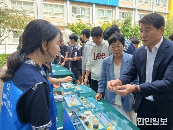 강북교육지원청 한성기 교육장이 15일 달천중학교에서 열린 마약 예방 홍보 활동에 참여했다.