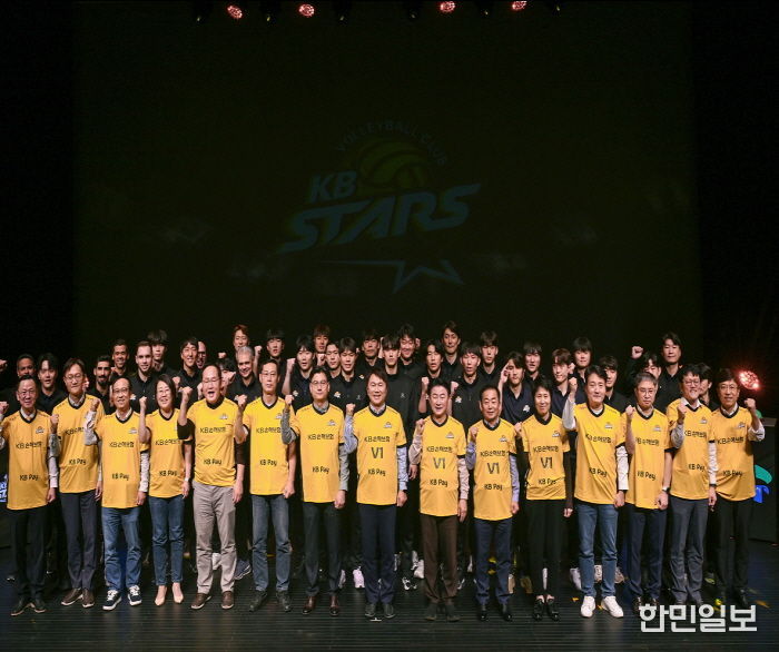 김동근 시장이 10월 18일 KB손해보험 스타즈 배구단의 2025-26 V리그 출정식에서 참석자들과 기념사진을 찍고 있다.