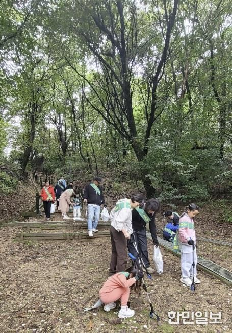 수원시 영통구 광교2동 새마을문고, 줍깅으로 깨끗한 마을 만들기 앞장
