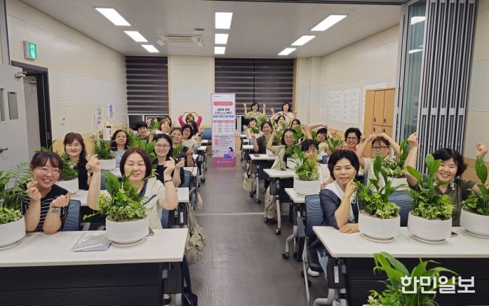 지난 9월 18일 광명시여성새로일하기센터 너른교실에서 '새일과 손잡(job)아요! 힐링 프로그램'을 진행하고 기념사진을 촬영하고 있다.