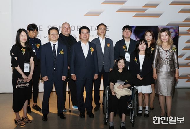 서울창작예술센터 장애예술기획전 <감각의 서사> 주요 참석자 (우측 아이수루 시의원)