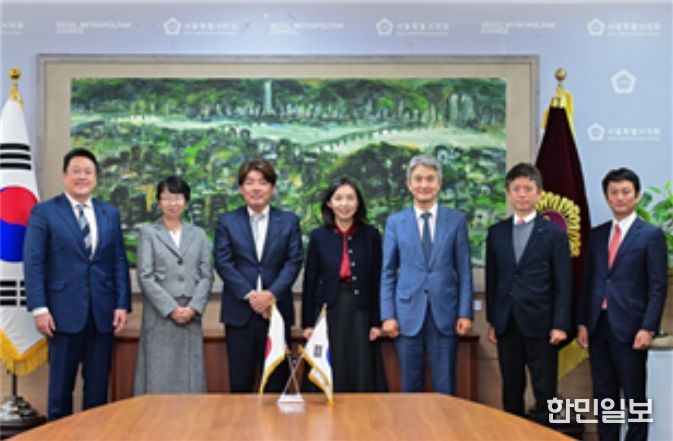 도쿄도의회 방문단과 기념 촬영하는 최호정 의장(가운데)