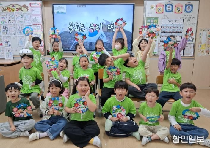 미포초 학생들이 20일 독도사랑 컬러링 원형리스 만들기 활동을 하고 있다