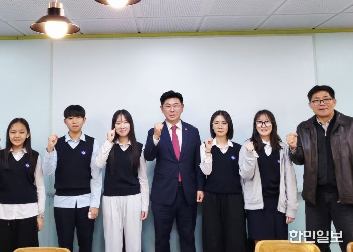 윤충식 의원, 갈월중 교육현장 살피며 학생들과 소통