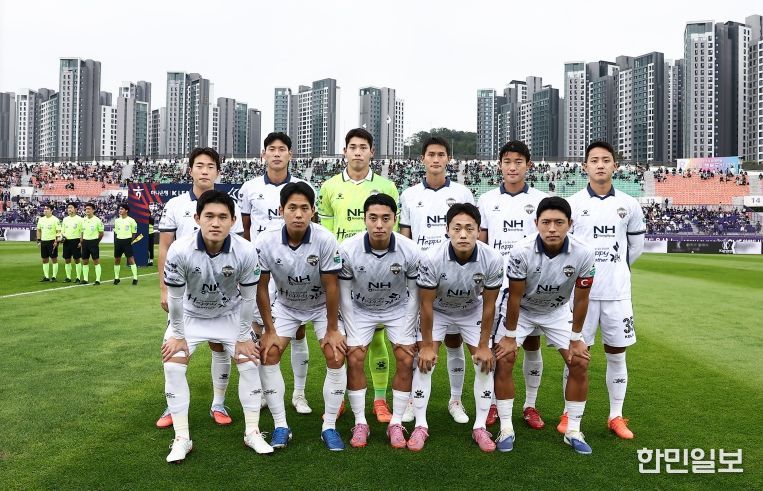 10월 18일 안양 원정에서 김천상무 선발 선수들이 사진을 찍고 있다