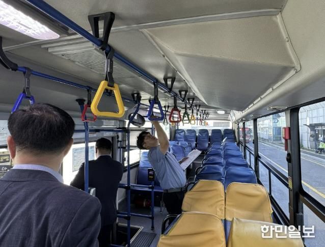구리시 시내버스 공공관리제 차량 청결 점검 대상 차량의 에어컨 망 및 필터 청소 상태 점검