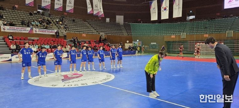 전국체전 무안고 여자핸드볼 동메달 수여식 후 단체사진