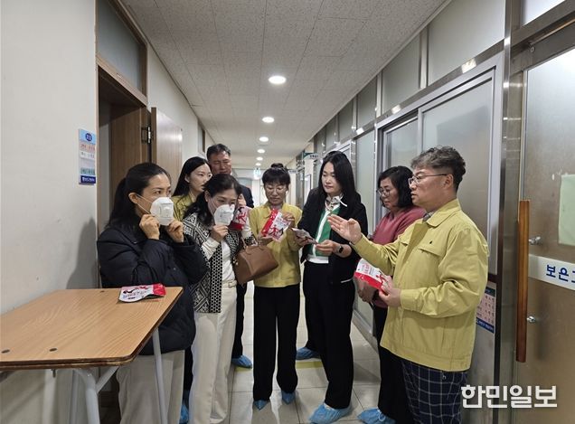 보은교육지원청 전병일 교육장(사진오른쪽 첫 번째)이 학부모 및 교육지원청 직원들과 보은고 기숙사 화재대피용품을 점검하고 있다.