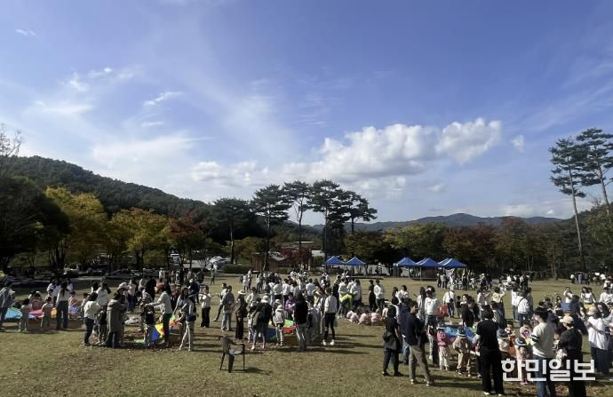 용인특례시는 유아숲 특별 프로그램인 '꼬마마법사의 단풍숲 놀이터' 행사를 개최했다