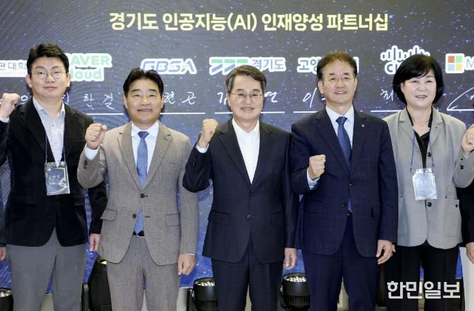 경기 북부 AI캠퍼스 개소식에서 이동환 고양특례시장, 김동연 경기도지사, 김운남 고양시의장이 파이팅을 외치고 있다.