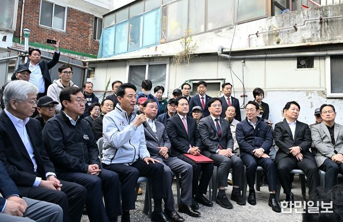 오세훈 서울시장은 24일 오전 국민의힘 지도부와 ‘노원구 상계5 재정비촉진구역’을 방문해 주민들과 의견을 나누고 있다.