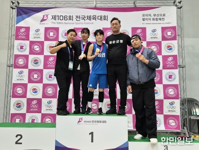 화순군청 복싱부(왼쪽부터 박지선 코치, 임애지 선수, 박초롱 선수, 박구 감독, 주태웅 선수)