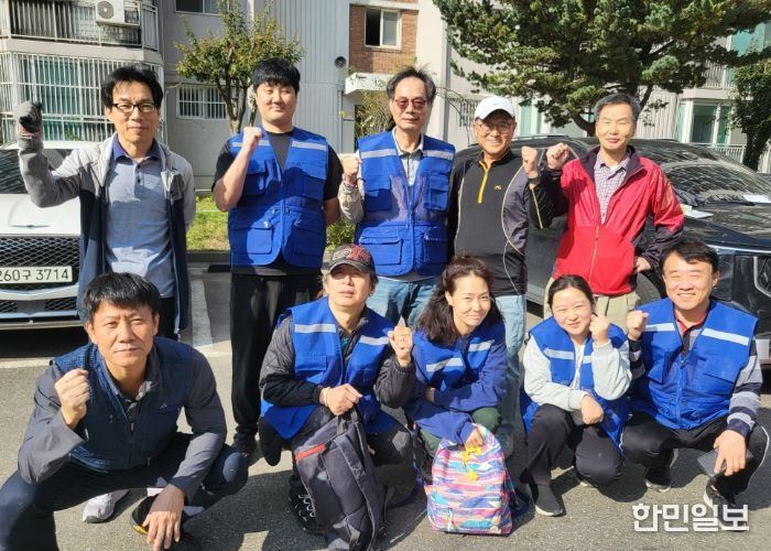 지난 25일 도배기능상 수료생으로 구성된 '광명 어벤져스' 봉사단이 하안2동 독거 어르신 가정을 대상으로 도배 봉사를 실시해 기념사진을 촬영하고 있다.