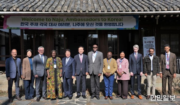 나주시가 ‘2025 국제농업박람회’ 개막행사에 참석한 5개국 주한대사와 사절단을 초청해 주요 산업현장과 문화, 관광 자원을 소개했다.