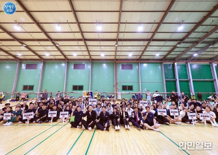 참가 선수 및 관계자가 단체사진을 찍고 있다.