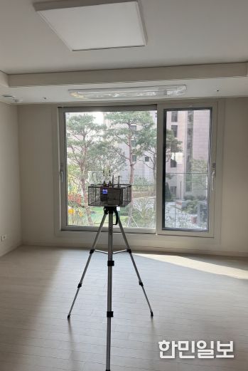 신축 아파트 대상으로 실내공기질 오염도 검사 실시하는 모습